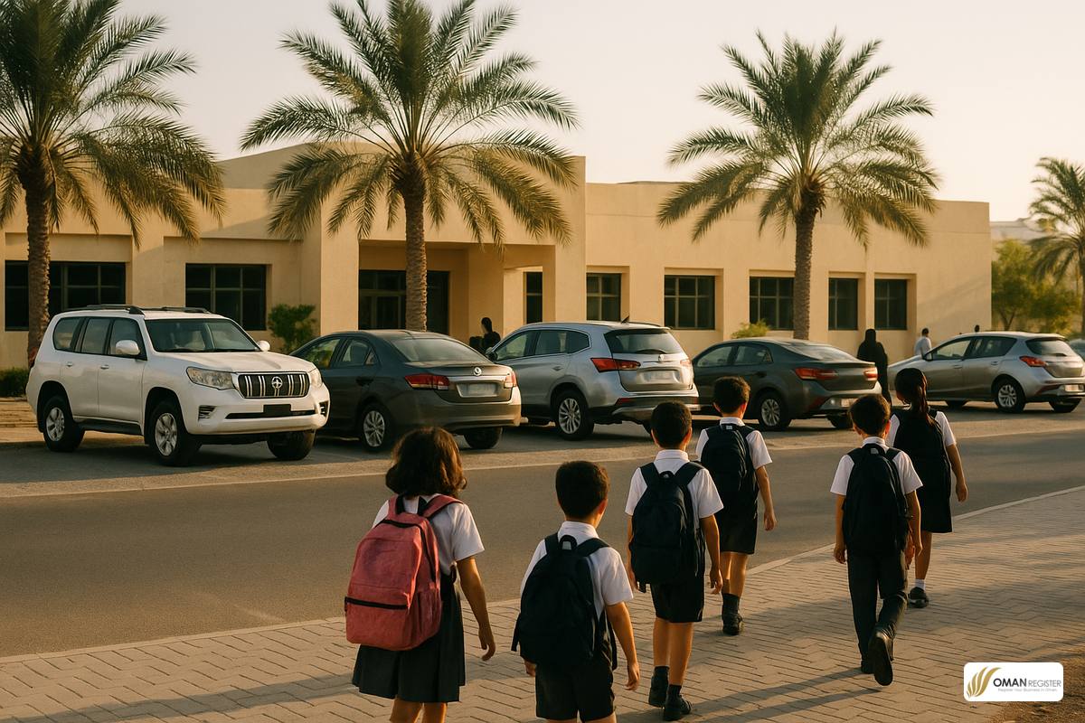 أطفال بالزي المدرسي يصلون صباحًا إلى حرم مدرسة خاصة في مسقط